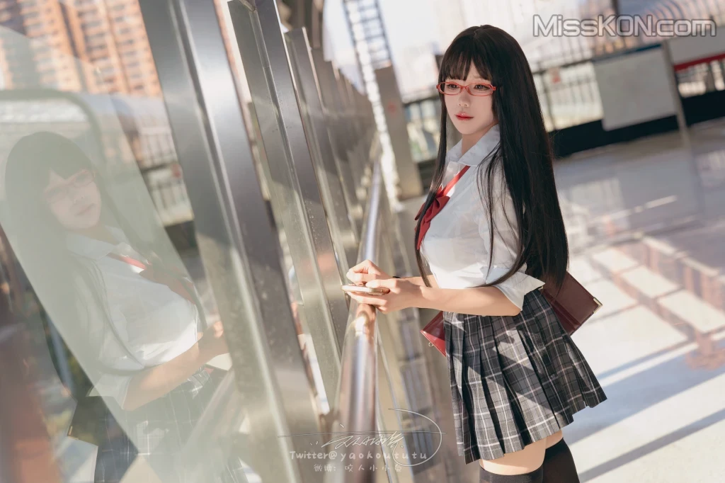 Coser@黏黏团子兔： 电车惊魂& 期待 [72 photos ]