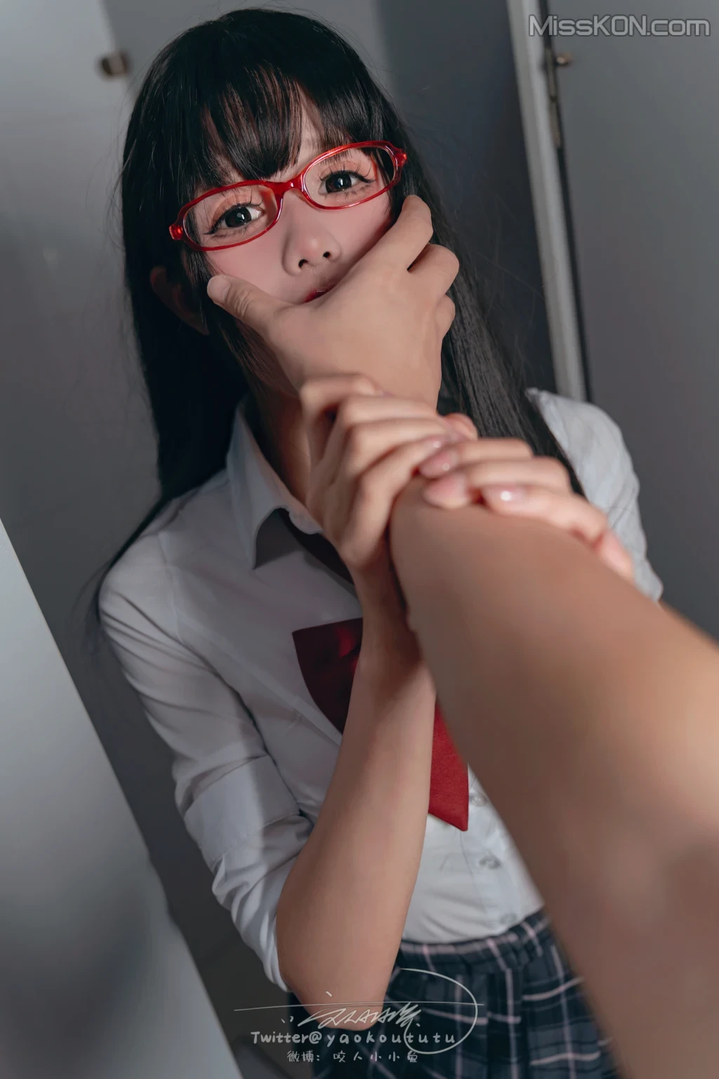 Coser@黏黏团子兔： 电车惊魂& 期待 [72 photos ]