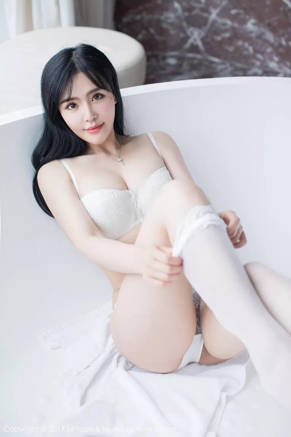 [LeYuan星乐园]Vol.046_女神刘钰儿居家粉红蕾丝睡裙真空秀傲人豪乳诱惑写真46P