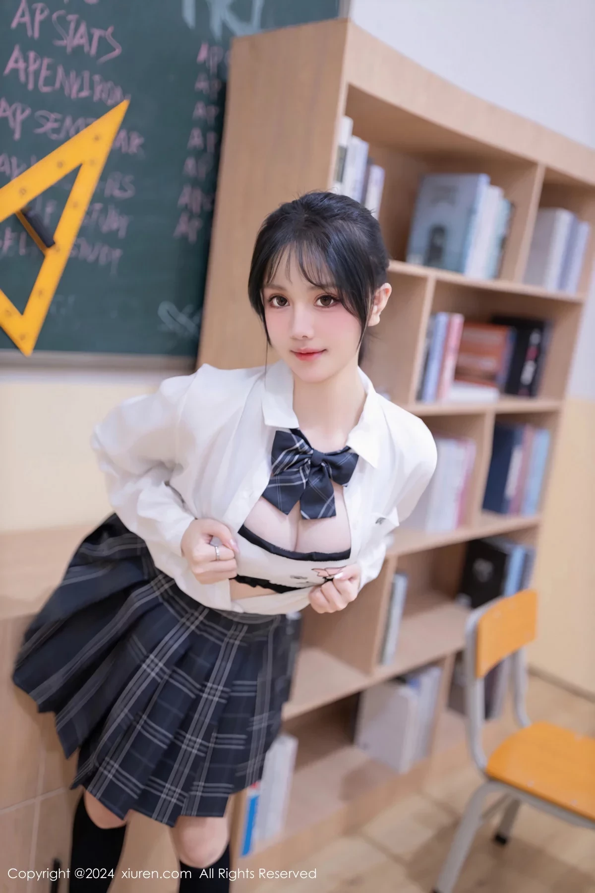 XiuRen第8058期_模特幼幼调教主题性感学生制服配黑丝袜秀完美身材迷人诱惑写真80P