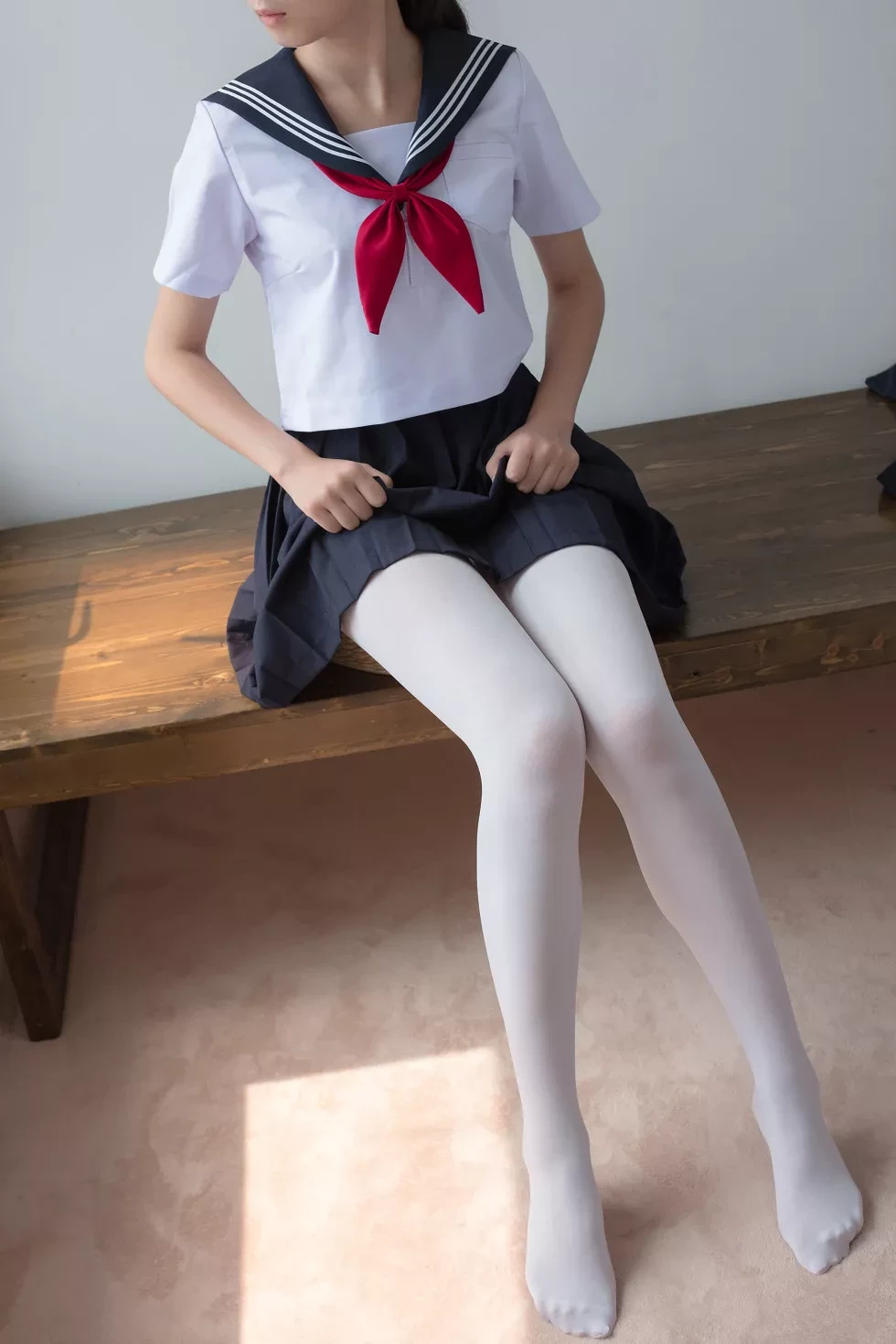 [爱花写真]ALPHA003_性感水手服妹子居家撩裙露无内白丝裤袜极致诱惑写真144P