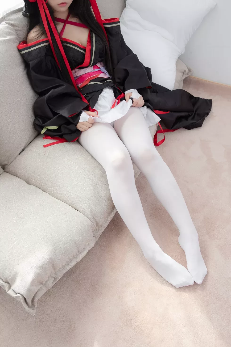 [爱花写真]ALPHA004_真人Cosplay美女居家沙发上性感白短裙配白丝裤袜写真75P