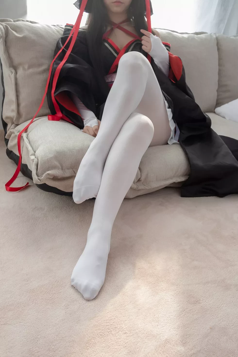 [爱花写真]ALPHA004_真人Cosplay美女居家沙发上性感白短裙配白丝裤袜写真75P