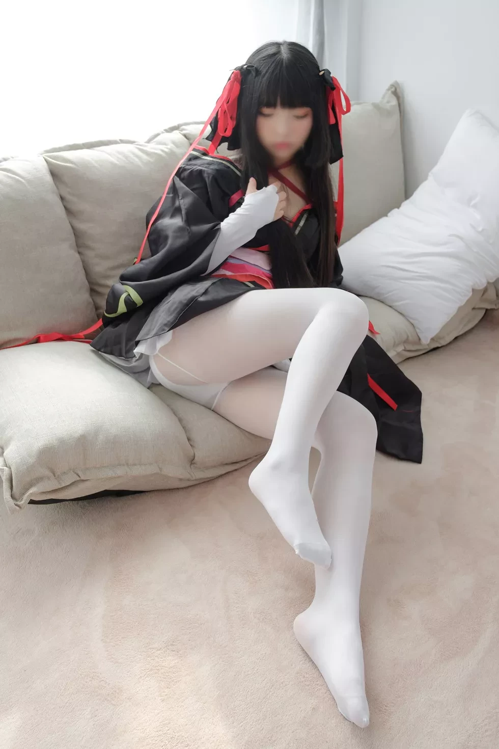 [爱花写真]ALPHA004_真人Cosplay美女居家沙发上性感白短裙配白丝裤袜写真75P