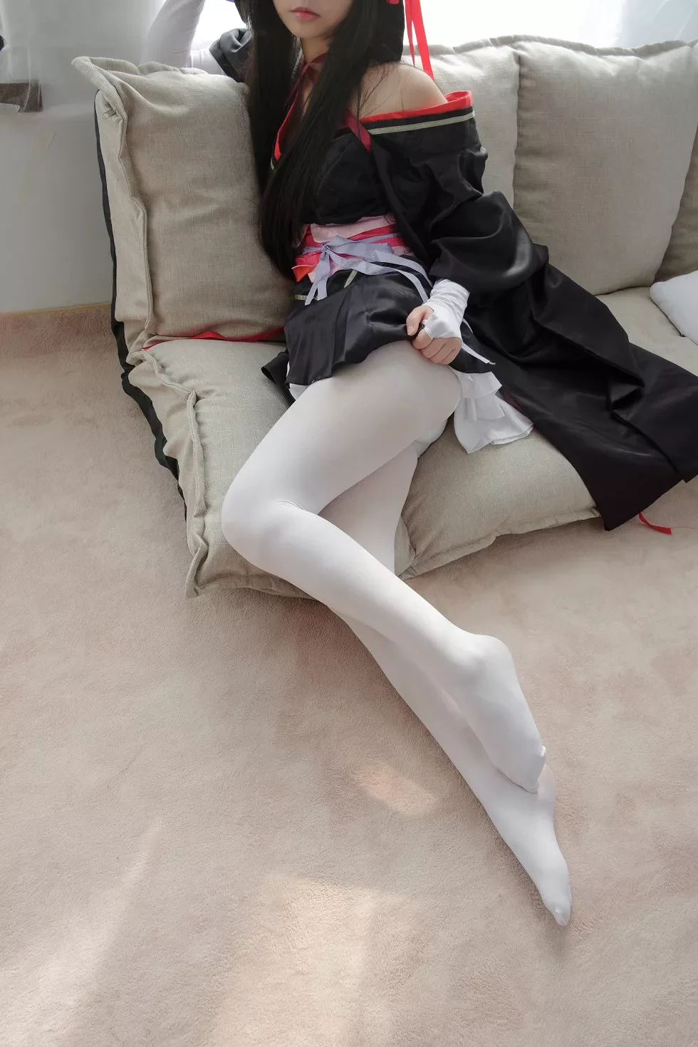 [爱花写真]ALPHA004_真人Cosplay美女居家沙发上性感白短裙配白丝裤袜写真75P