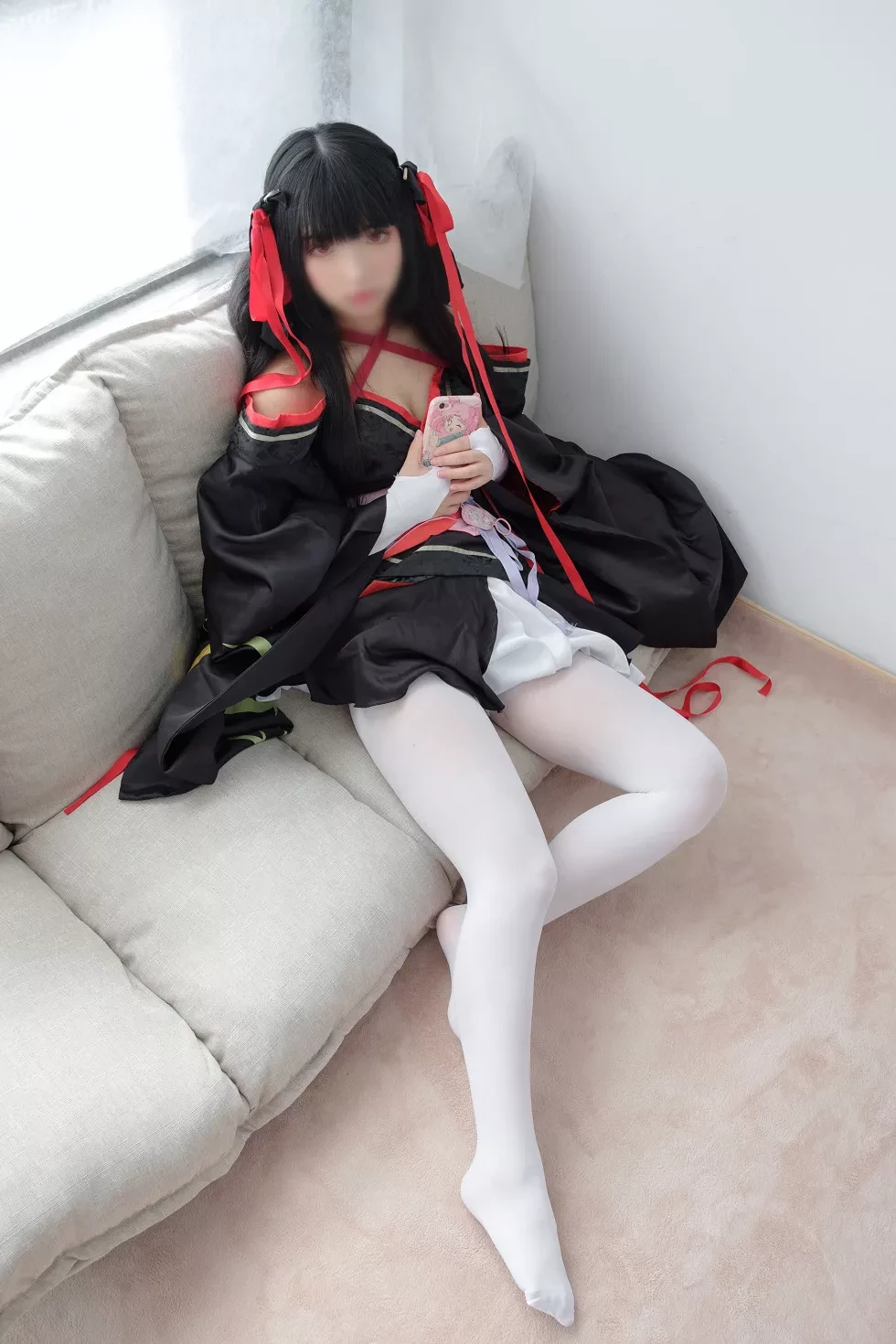 [爱花写真]ALPHA004_真人Cosplay美女居家沙发上性感白短裙配白丝裤袜写真75P