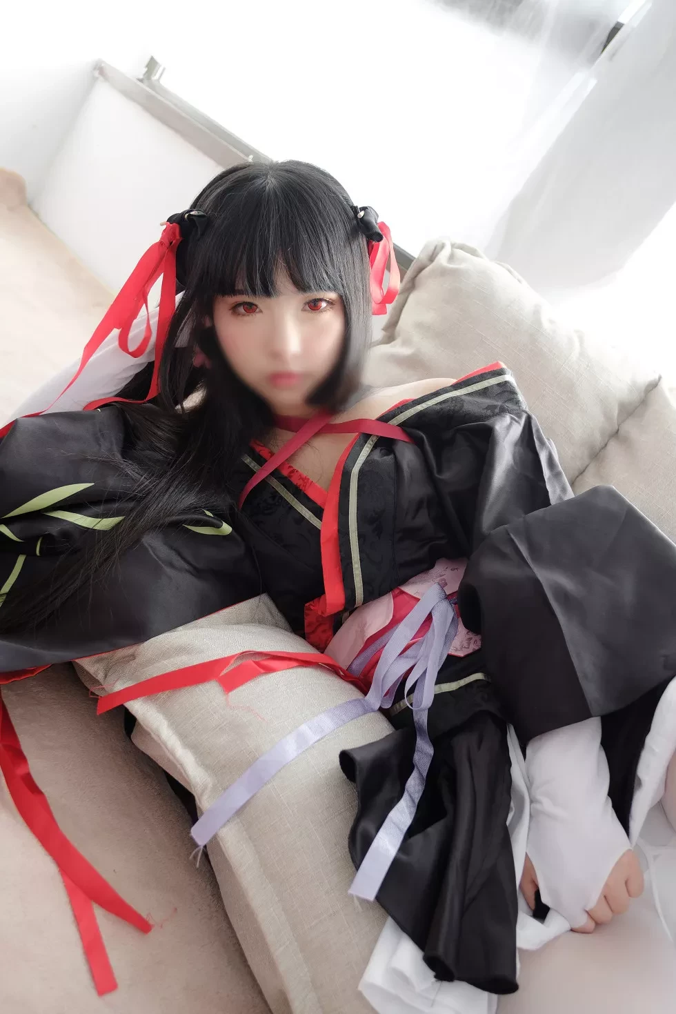 [爱花写真]ALPHA004_真人Cosplay美女居家沙发上性感白短裙配白丝裤袜写真75P