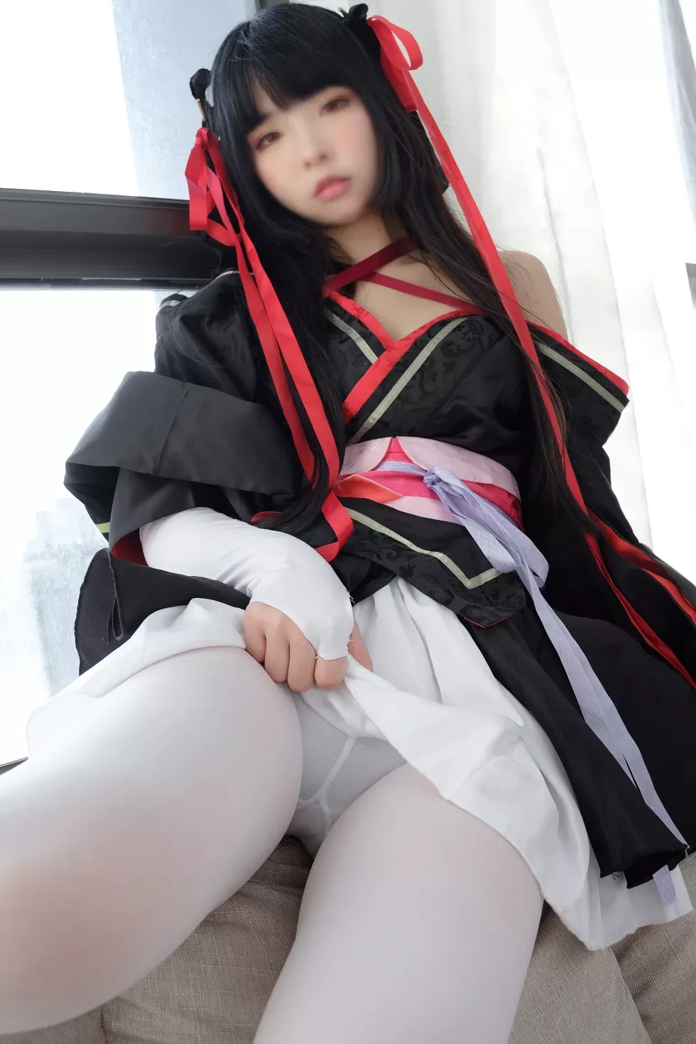 [爱花写真]ALPHA004_真人Cosplay美女居家沙发上性感白短裙配白丝裤袜写真75P