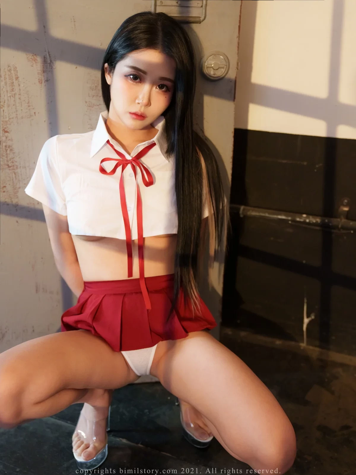 韩国美女模特Bomi-Under Boob主题性感超短学生制服红色百褶裙秀翘臀美腿诱惑写真80P