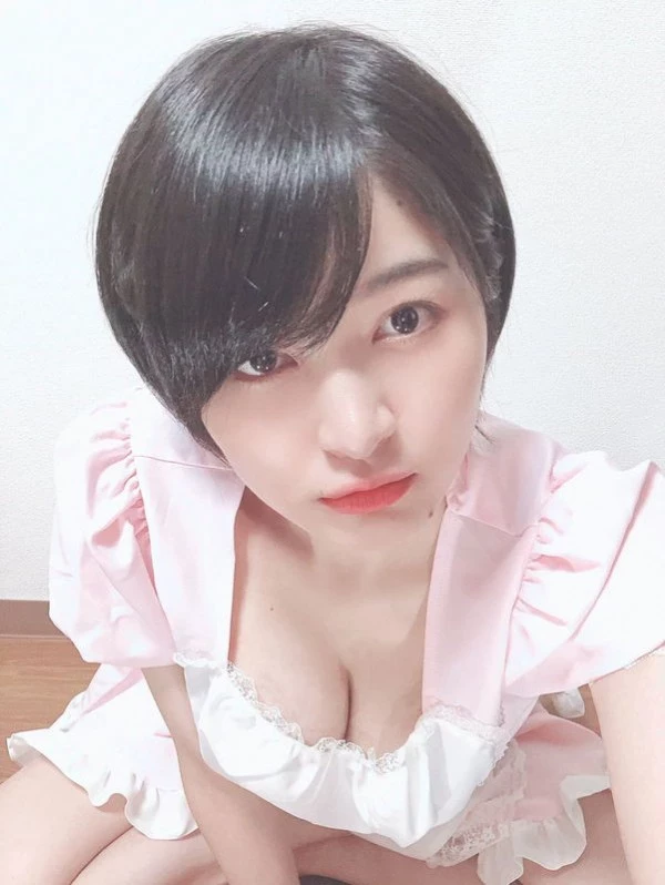 椎名芙美 スタイル抜群の新人グラドル椎名芙美 乳首しか隠せてない极小ビキニでG...