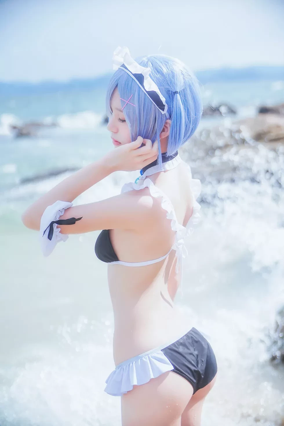 [Cosplay精选]萝莉风COS桜桃喵之蕾姆COS海边沙滩性感内衣诱惑写真48P