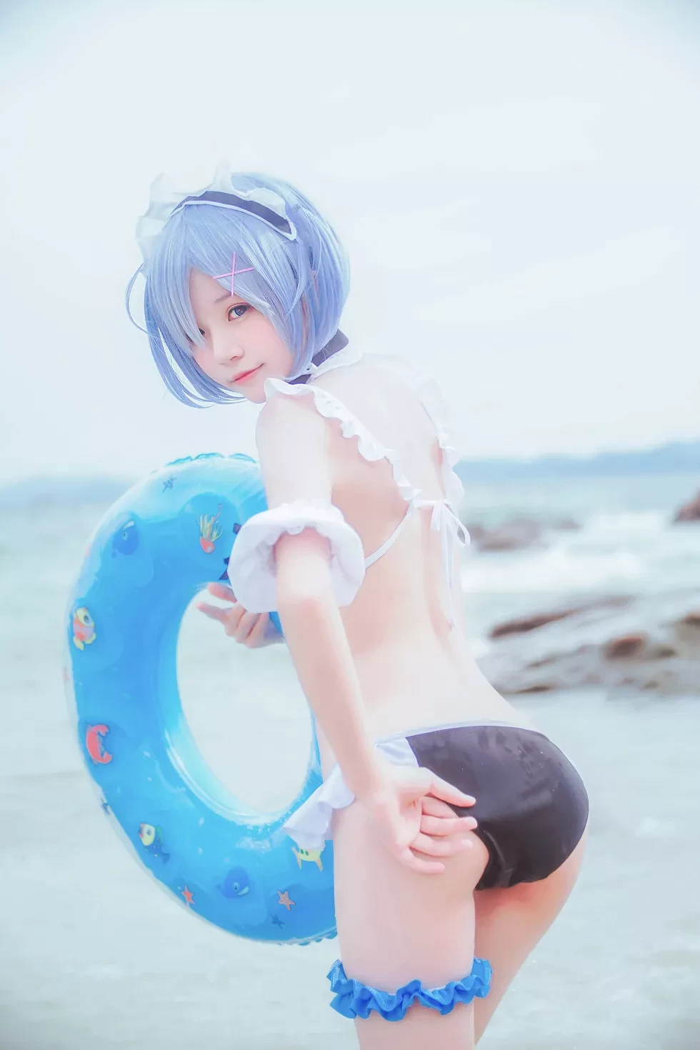 [Cosplay精选]萝莉风COS桜桃喵之蕾姆COS海边沙滩性感内衣诱惑写真48P