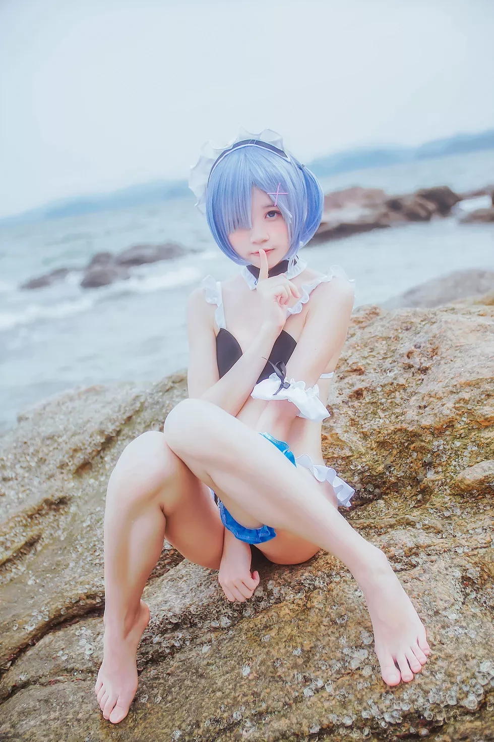 [Cosplay精选]萝莉风COS桜桃喵之蕾姆COS海边沙滩性感内衣诱惑写真48P