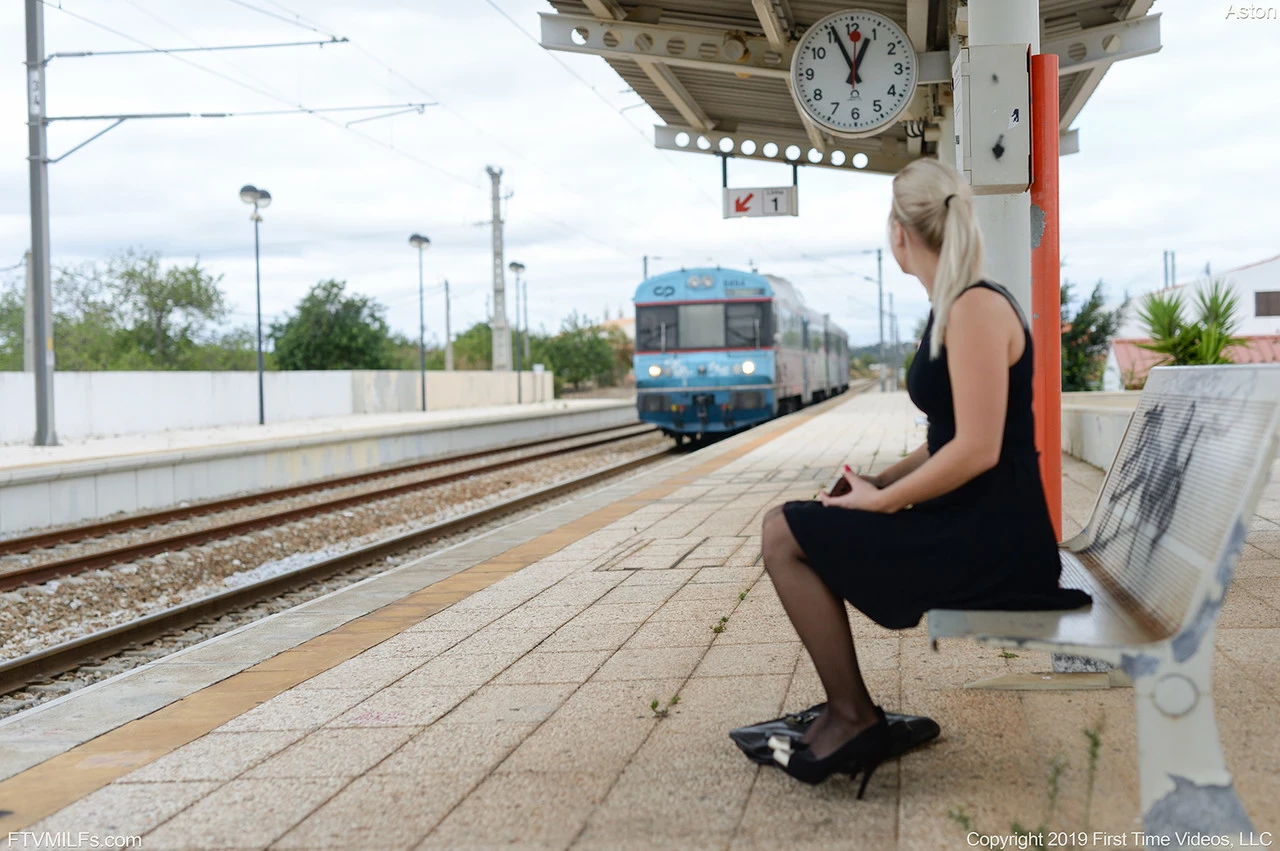 Kinky MILF Aston inserts glasses in her cunt while waiting for a train to come [19P]