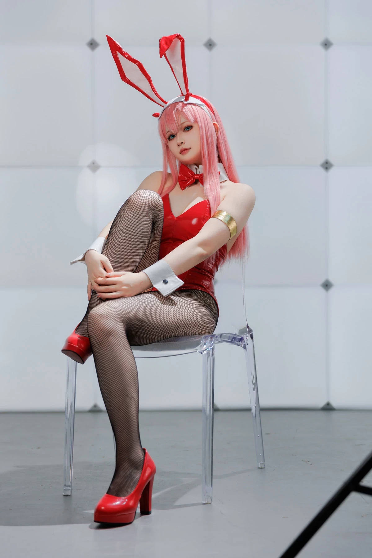 Coser美女屿鱼Zero Two主题兔女郎装扮性感红色皮质连体衣配黑丝网袜完美诱惑写真39P