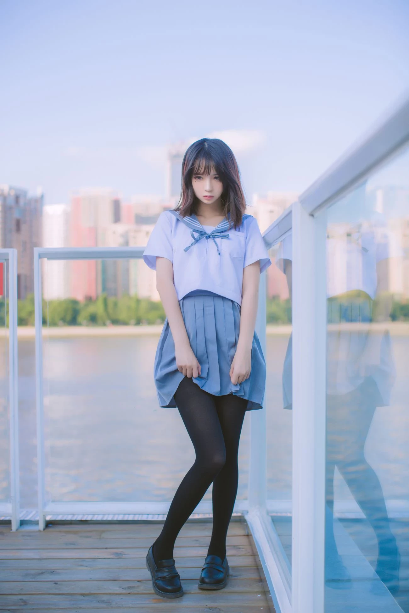 [COSER] 疯猫ss – 海边水手服黑丝少女写真