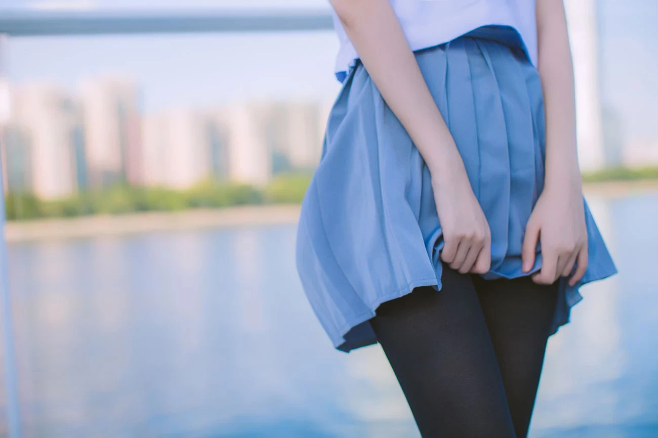 [COSER] 疯猫ss – 海边水手服黑丝少女写真