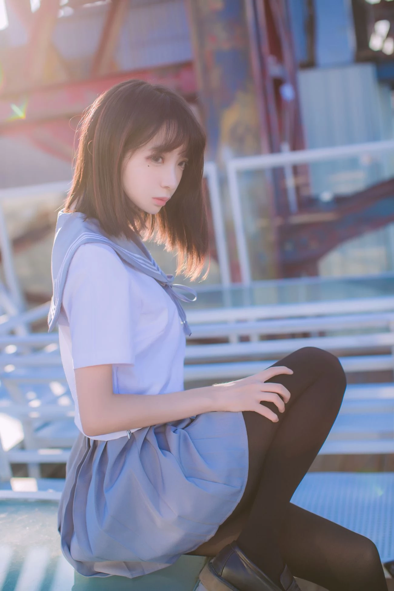 [COSER] 疯猫ss – 海边水手服黑丝少女写真