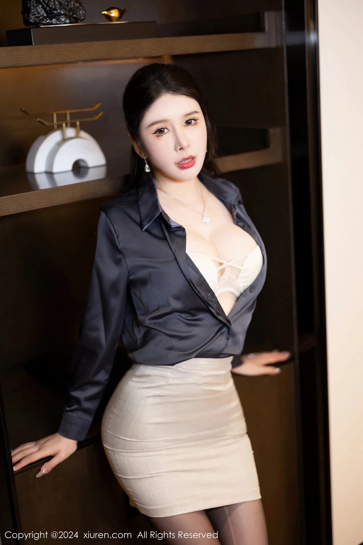 XiuRen第8126期_女神李丽莎半脱露性感白色内衣配开档黑丝秀曼妙身姿诱惑写真82P