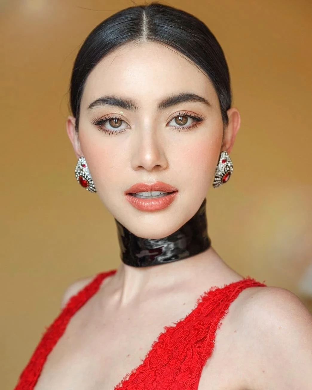 最辣影后就是她！泰国比利时混血 Davika Hoorne 演技 颜值 长腿通通到位！