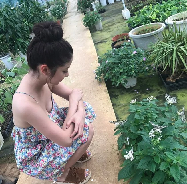 超正女酒保原来是个隐乳正妹！当她换上战斗服瞬间就想喷鼻血：我的女神94ni