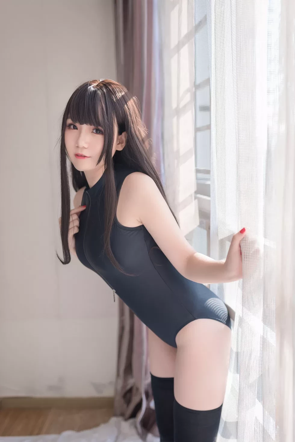 [Cosplay精选]性感人气COSER_Yoko宅夏Cos小美女开胸泳衣配黑丝诱惑写真28P