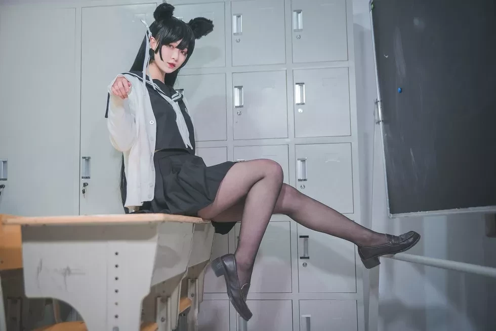 [Cosplay精选]动漫博主铁板烧鬼舞w爱宕系列JK制服 吊带蕾丝袜诱惑写真41P