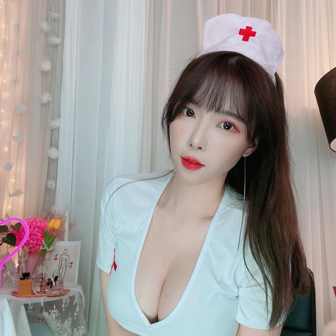 童颜巨乳直播主“이슬이 Seul”化身性感白衣天使