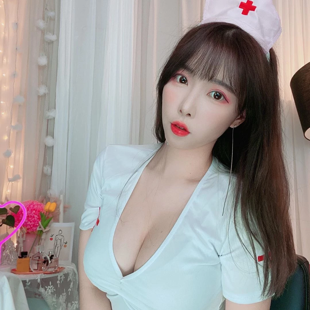 童颜巨乳直播主“이슬이 Seul”化身性感白衣天使