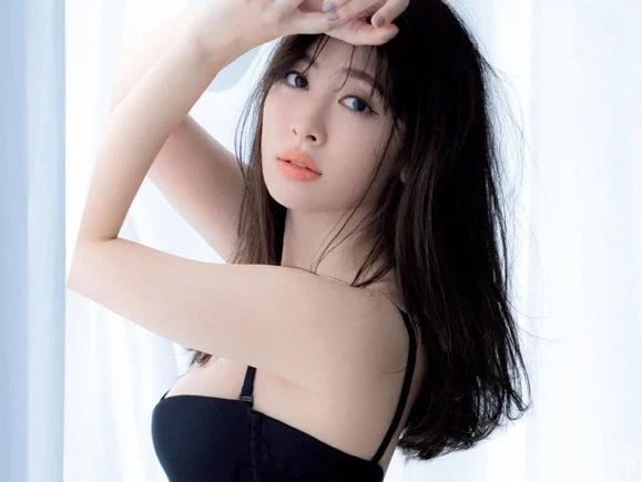 柔らかく美しい小嶋阳菜のランジェリー姿