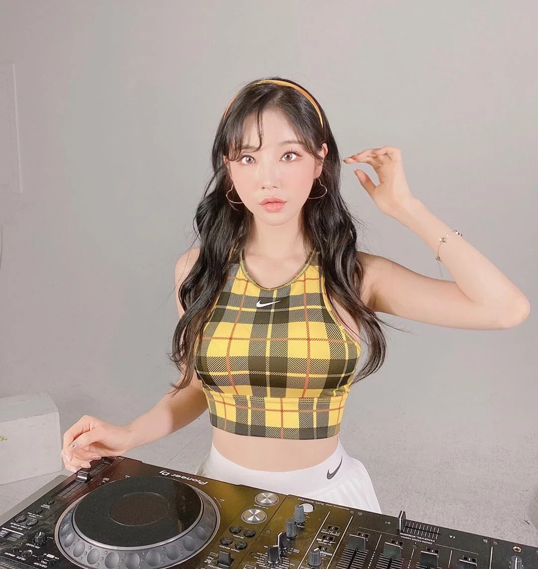 清纯马尾女神“DJ SURA”水汪大眼感觉超无辜