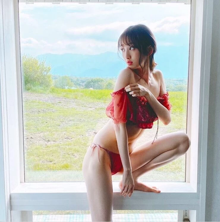 气质女主播“团遥香”转型拍写真