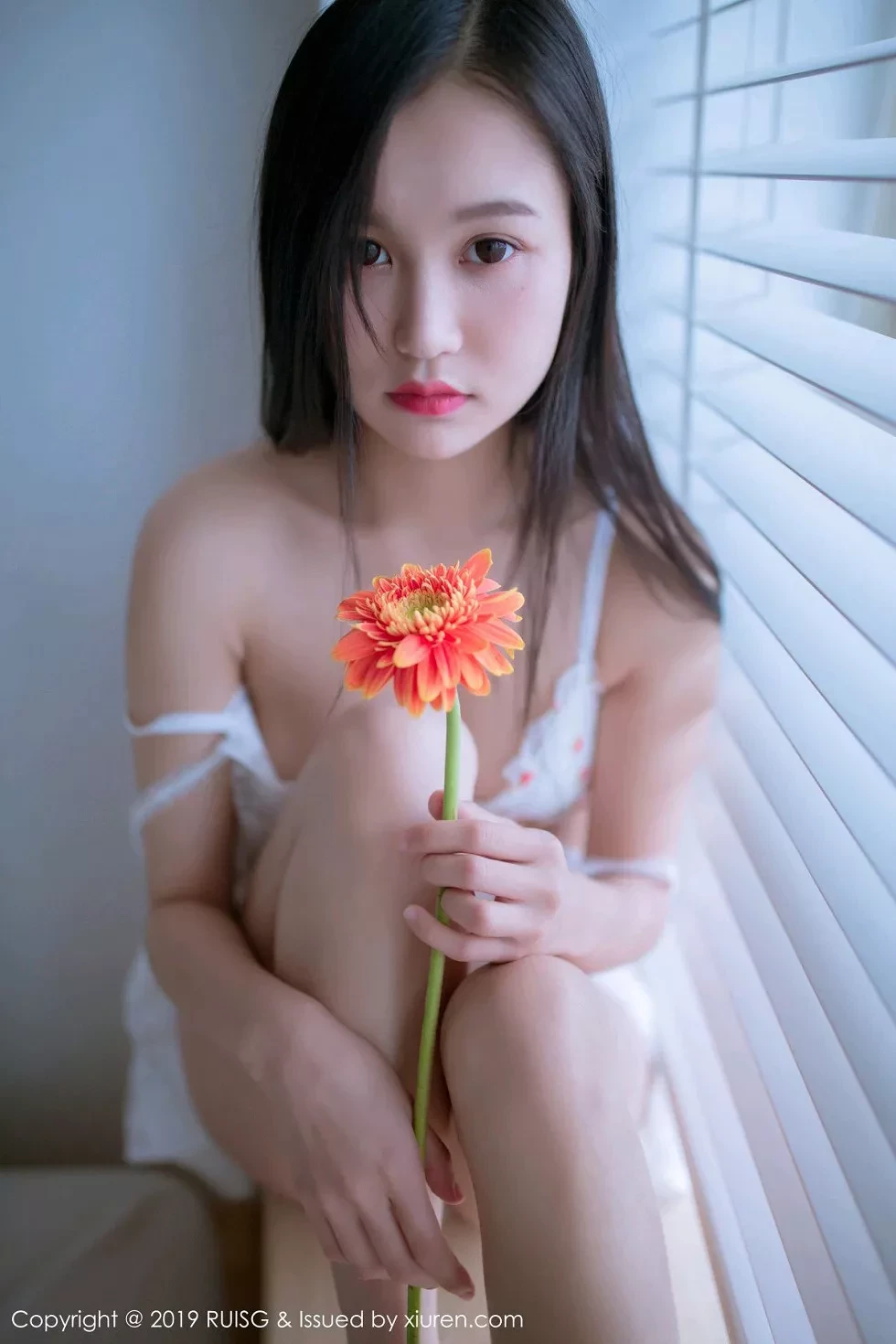 [RUISG瑞丝馆]VOL.068_嫩模深紫Julie私房清甜可人草帽女孩系列靓丽迷人写真49P