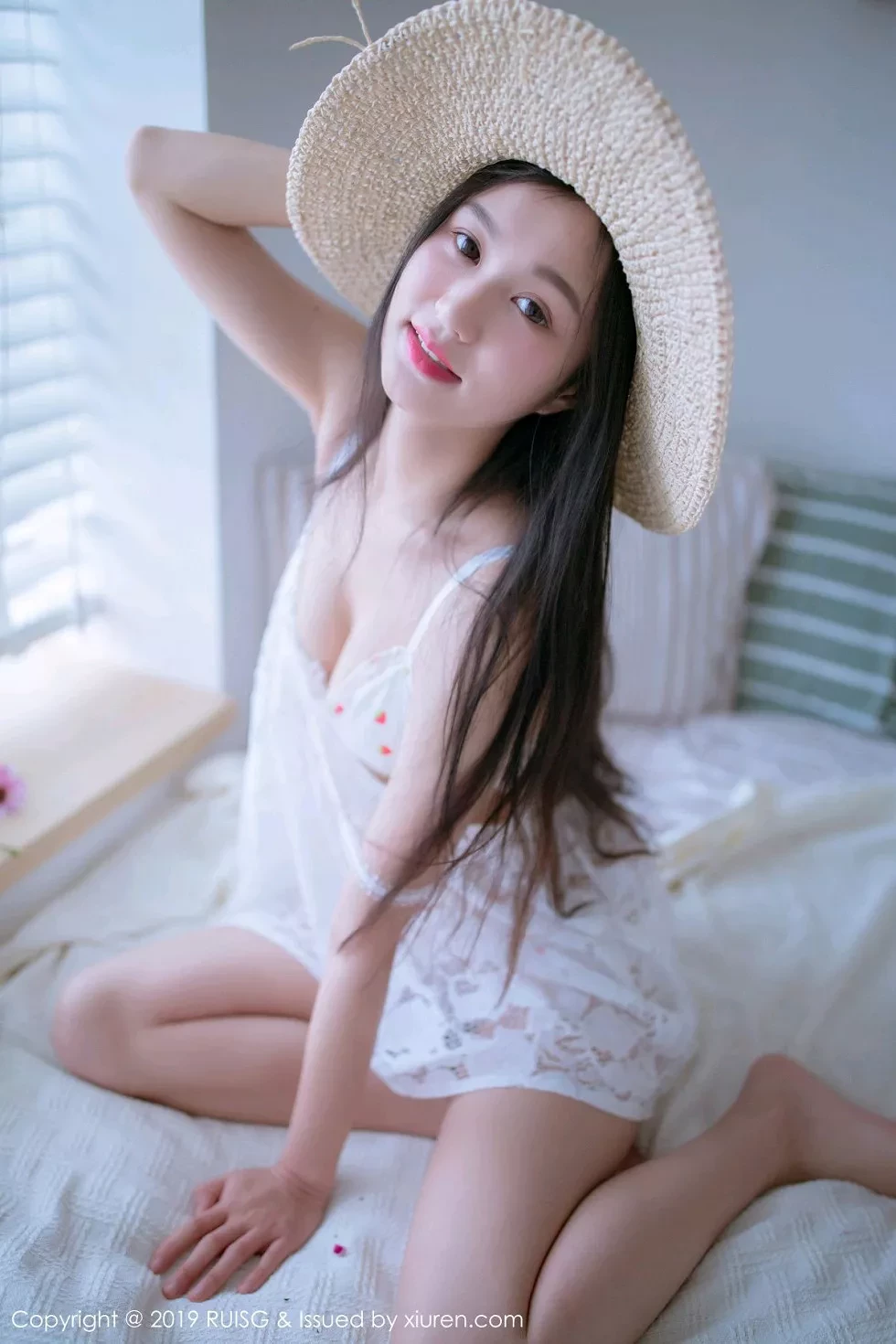 [RUISG瑞丝馆]VOL.068_嫩模深紫Julie私房清甜可人草帽女孩系列靓丽迷人写真49P