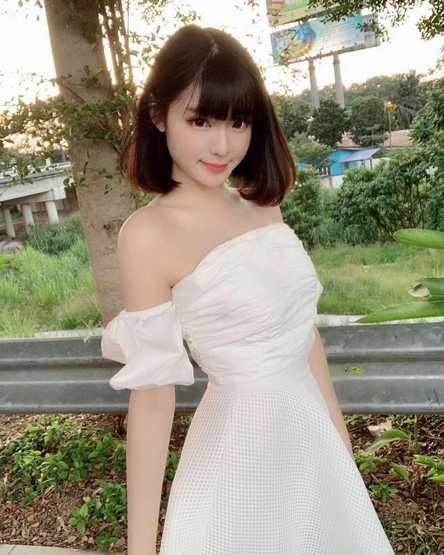 来自清纯的清甜诱惑“香儿”超胸童颜美少女 美双峰上衣挡不住