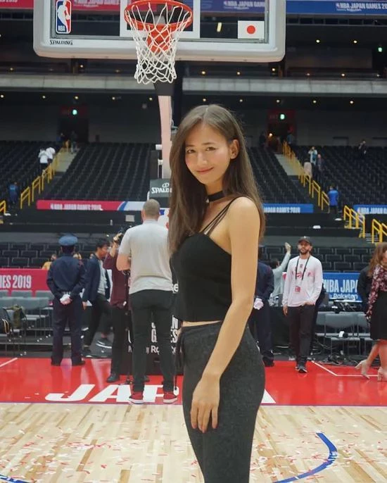 NBA最正女记者 30岁生日快乐！球员真幸福XD~宫河麻耶