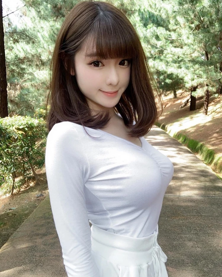 真人版充气娃娃？大眼正妹“饱满の白皙欧派”画面太香：着衣巨乳最高！