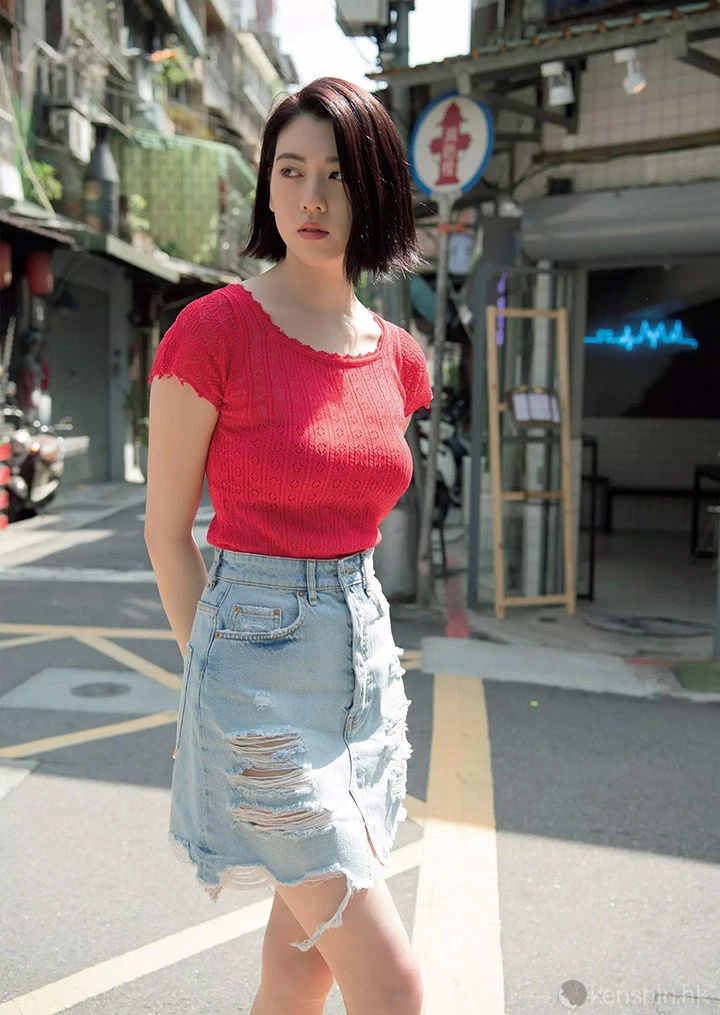 三吉彩花极限突破！为杂志美乳特集半裸中空性感照连发