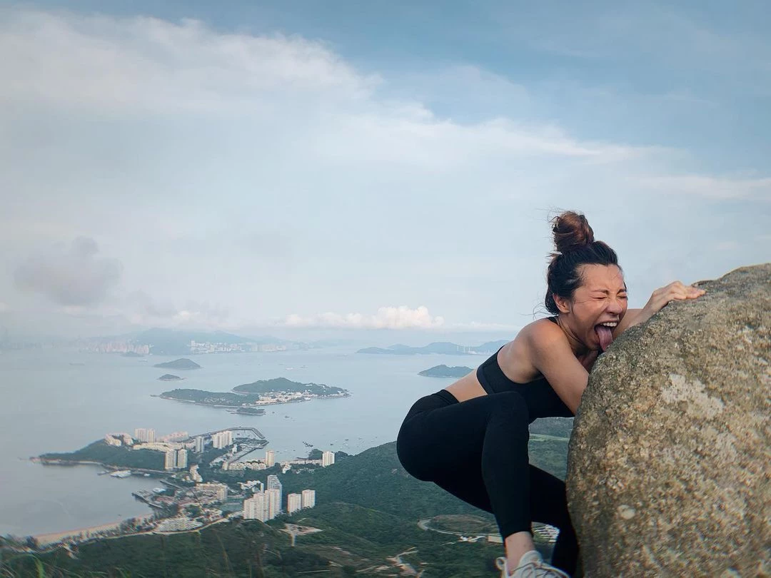 阳光系香港空姐“Senorita Sofi”在户外大秀健身美体 笑容充满温暖人心的感觉