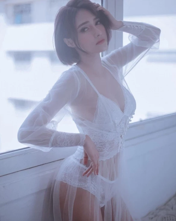 白皙正妹火辣大胆豪放的越南女DJ Jenny Yến