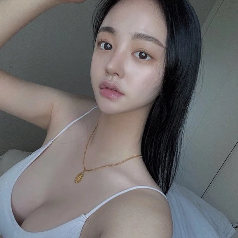 平时是穿着制服的女医生 下班后就变成超诱惑美乳正妹~김현아