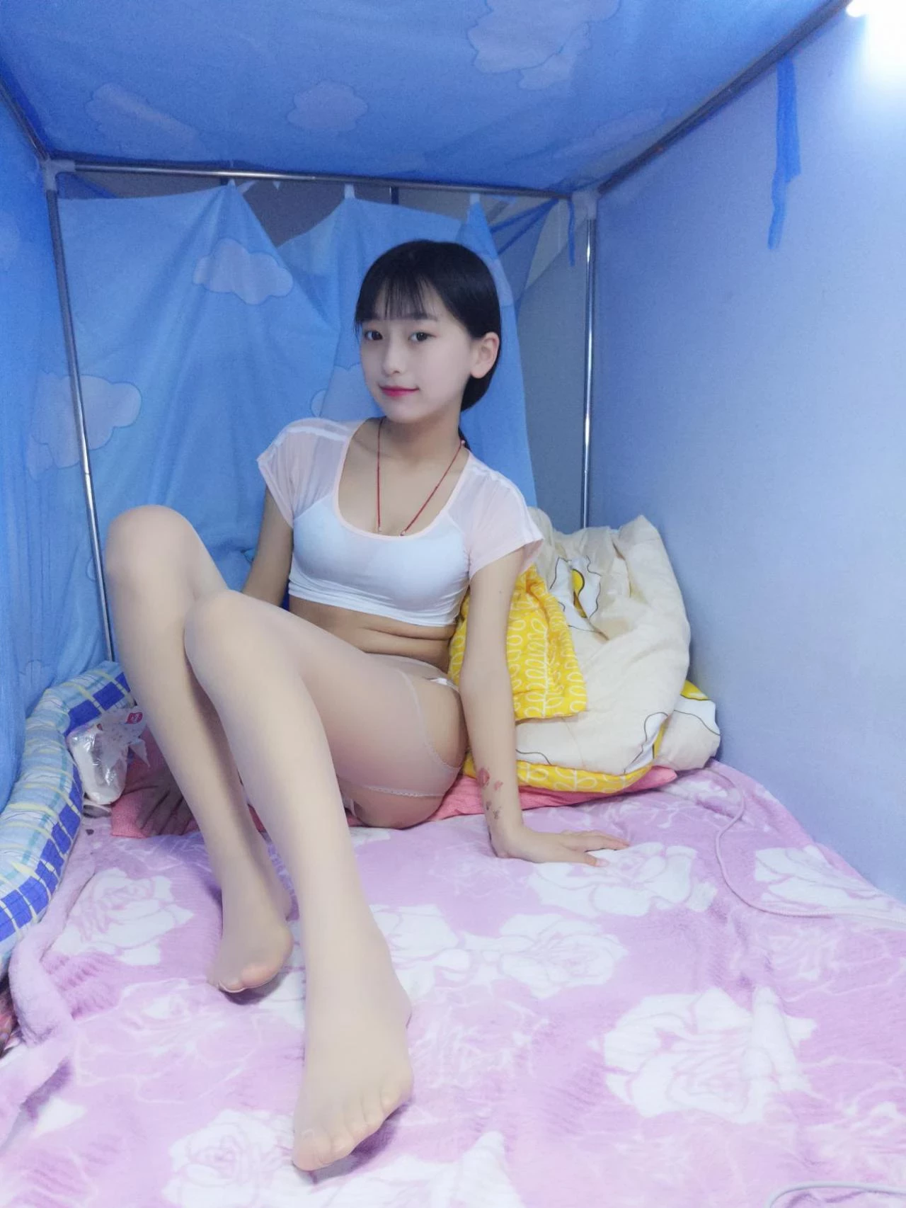 美少女网红蓓蓓丝袜美脚写真合集下载