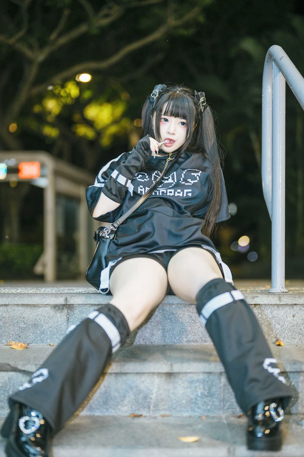 Coser@落落Raku： 城市女孩 [47 photos]