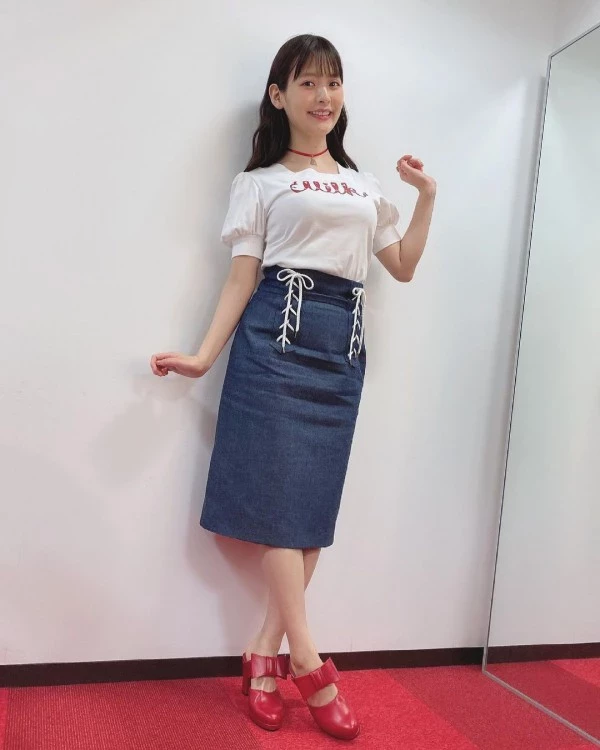 人気声优 上坂すみれ 巨乳オッパイが强调されたニット服装でオタク达にサービスシ...