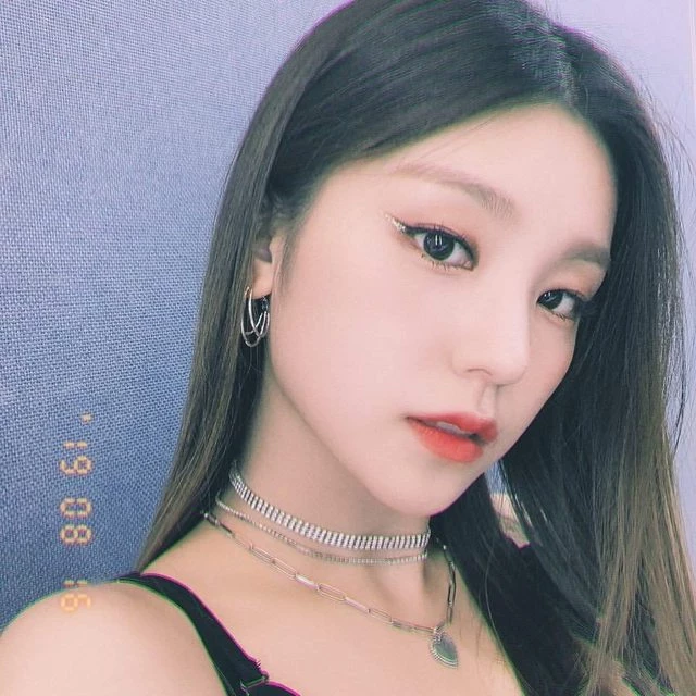 韩国女团正妹 ITZY YEJI 很难不被她眼睛电到