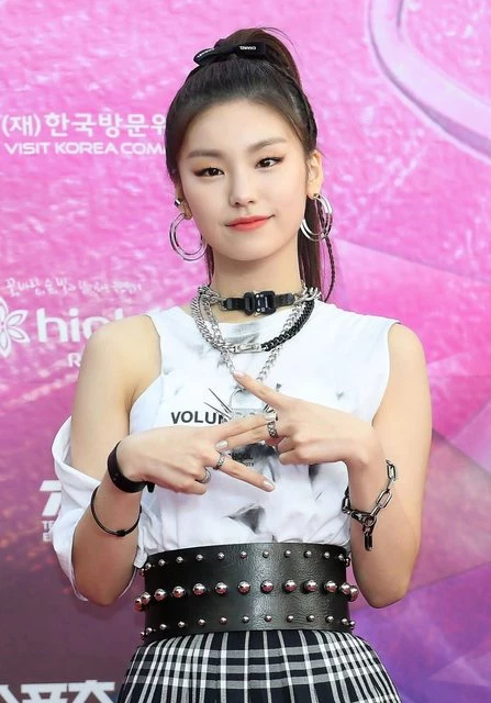 韩国女团正妹 ITZY YEJI 很难不被她眼睛电到