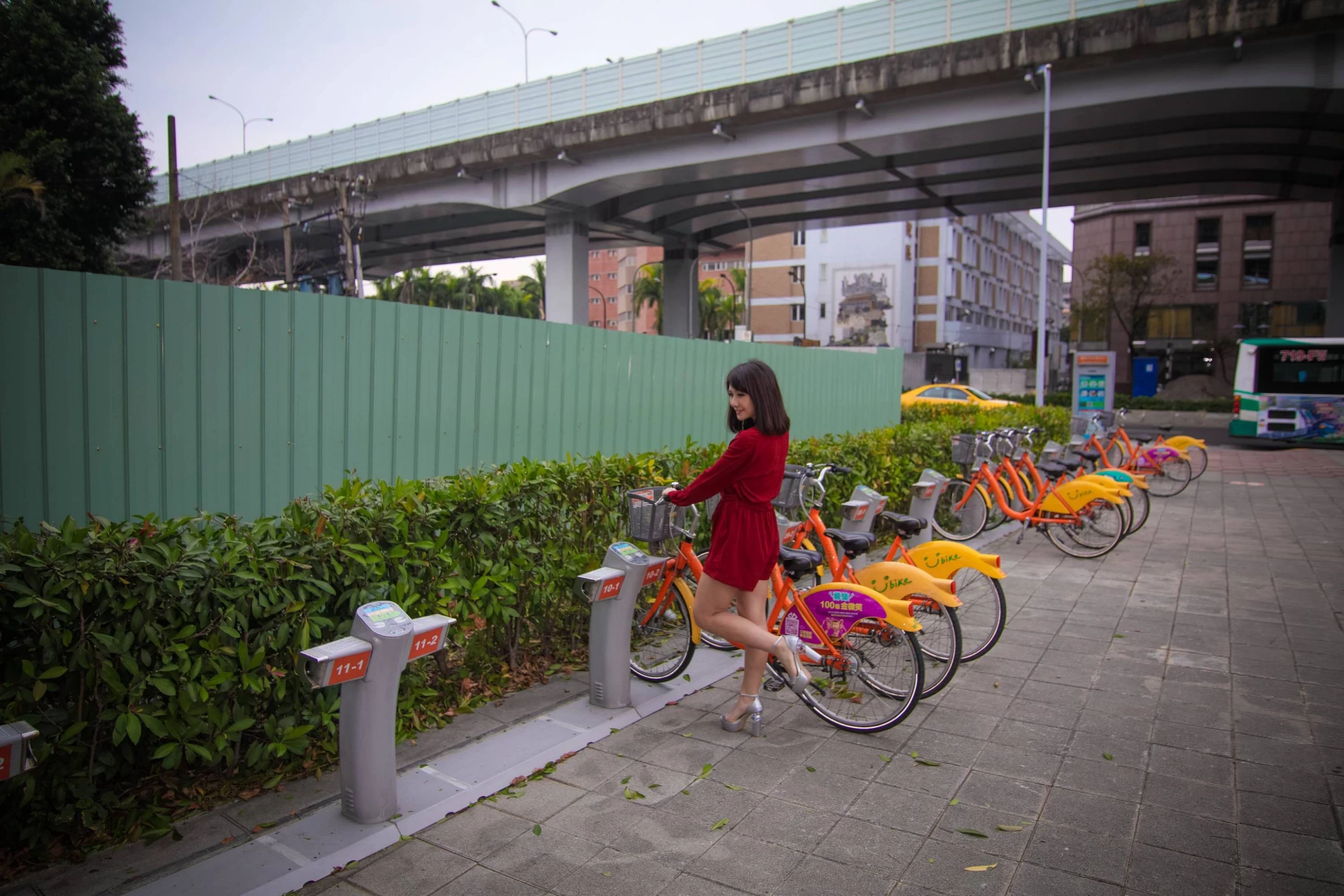 [美腿番外篇系列]长腿美模 熊熊儿 连衣短裤裙 高跟美腿旅拍[124P]