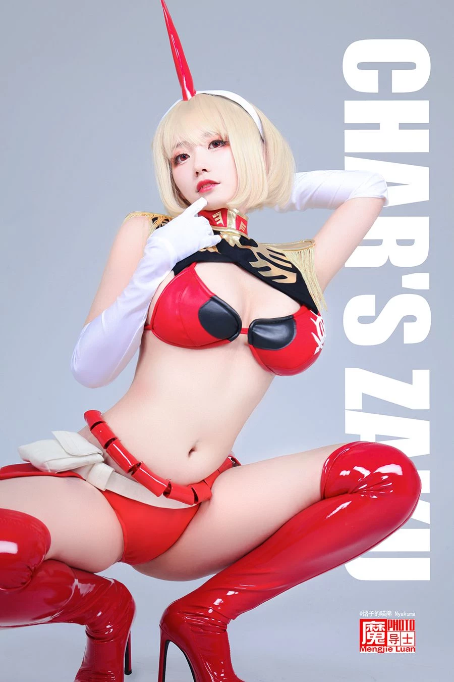 COSPLAY機甲美少女姐妹花共慶高達模型40周年