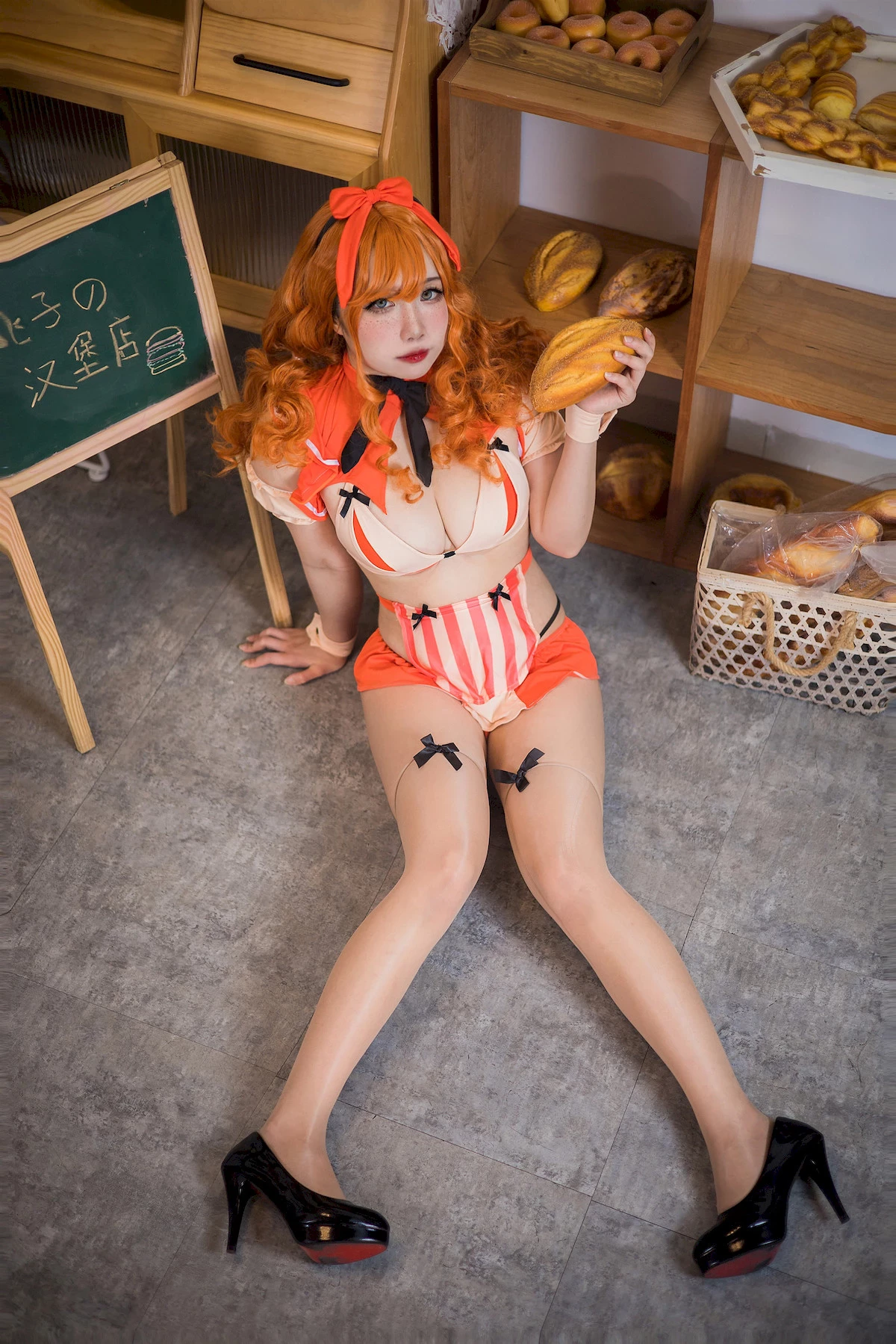 貞子蜜桃 Cosplay 漢堡店員