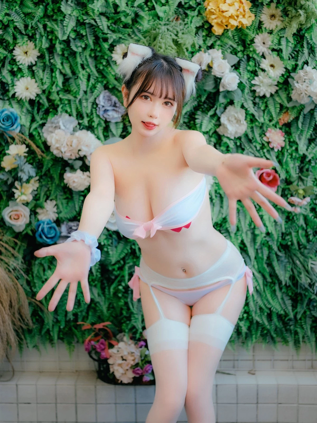 Cosplay Tina很妖孽呀 粉色弔帶襪貓女友